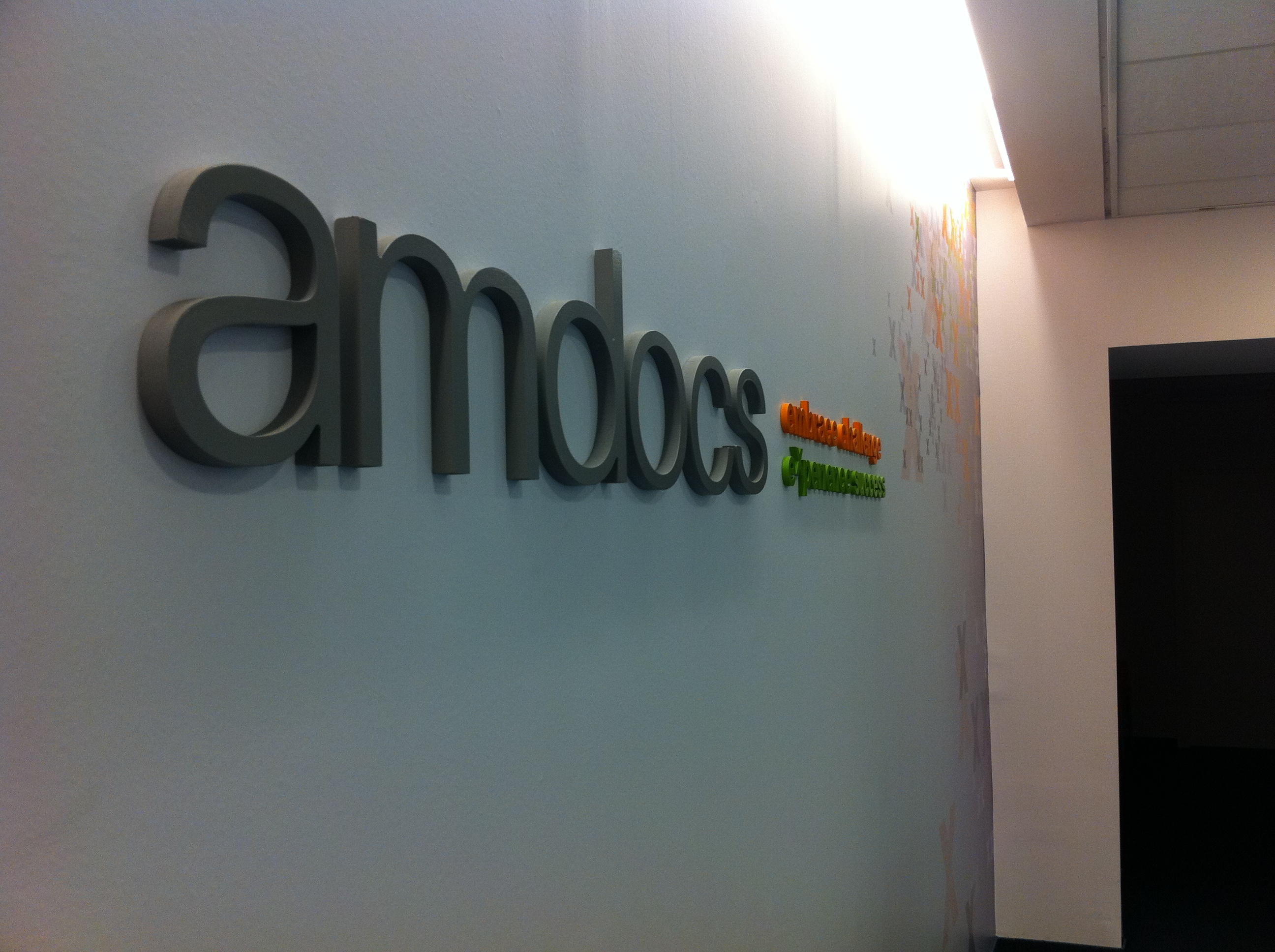 חיתוך אותיות Amdocs